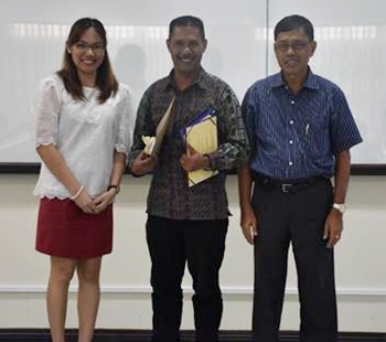 Mr. Xisto Martins (center) with Prof. Kristine Adalla and Dr. Felino Lansigan